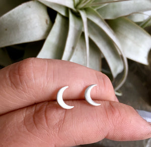 CELESTIAL BODY MOON STUD