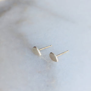 SIMPLE DROPLET STUD EARRING