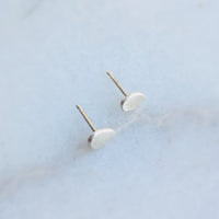 SIMPLE DROPLET STUD EARRING