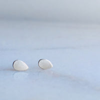 SIMPLE DROPLET STUD EARRING