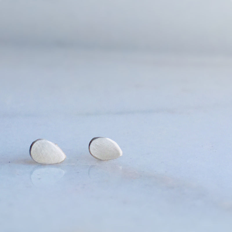 SIMPLE DROPLET STUD EARRING